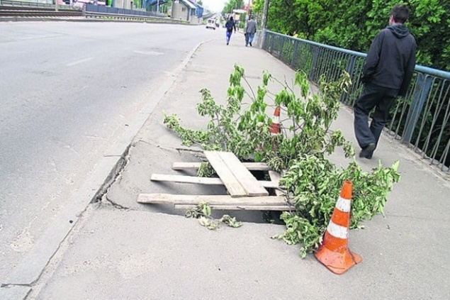 В Киеве на пешеходном мосту провалился асфальт