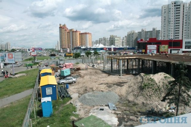 В Дарницком районе продолжили строить торговый комплекс, против которого протестовали жители