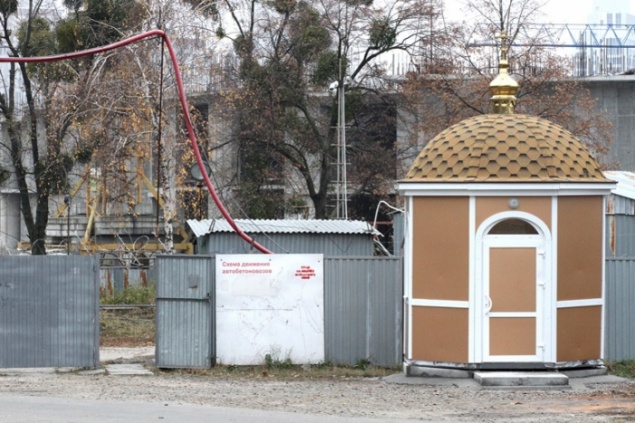 Перед собором Воскресения Христова в Киеве поставили часовню
