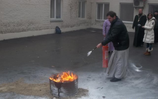 Священников Голосеевского района учили тушить пожары (+ видео)