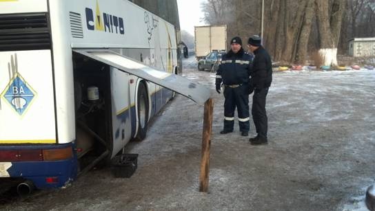Замерзающих пассажиров автобуса Киев-Москва приютили на территории воинской части
