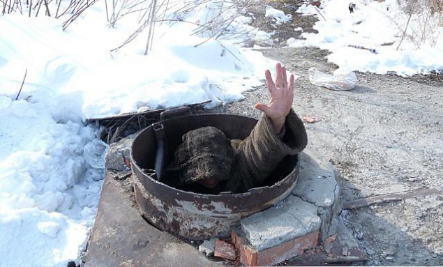 В Киеве нетрезвая женщина свалилась в колодец теплотрассы