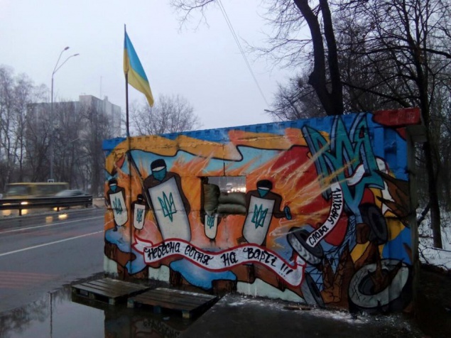 Блокпосты на въезд в Киев облагораживают патриотичной росписью