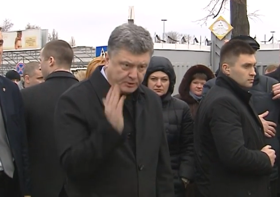 Порошенко на повышенных тонах пообщался с протестующими сотрудниками аэропорта “Борисполя” (видео)