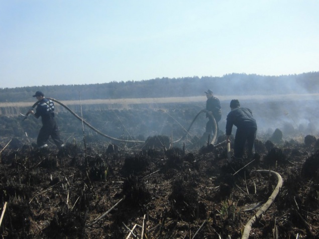 Пожарные тушили загоревшиеся залежи сухого ила в Киевской области