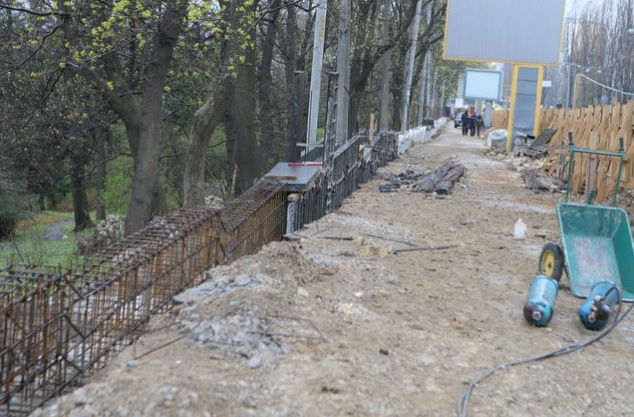 Старинный забор Ботсада имени Фомина отреставрируют не раньше осени (фото)