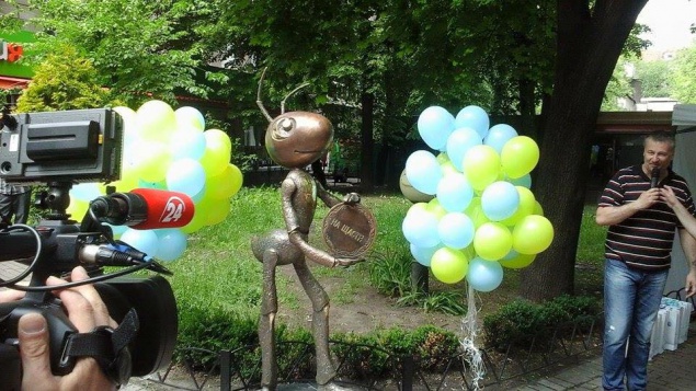 В Киеве появилась позитивная скульптура, приносящая удачу