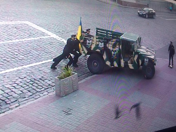 Киевские полицейские вернули на место трехтонный экспонат музея, сдвинутый хулиганами на проезжую часть (фото)