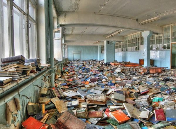 Книги против школы: дарницкие власти выселили гимназистов и завезли в их классы библиотеку