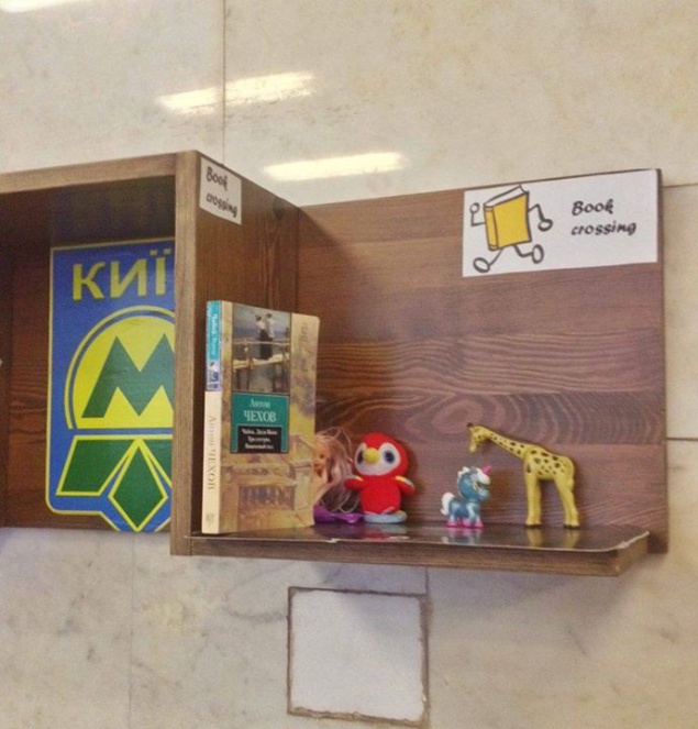 В столичном метро на полке для обмена книг поселились игрушки