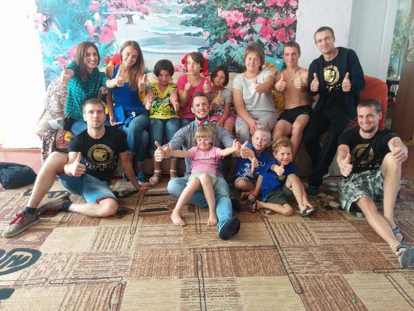 Воспитанникам из реабилитационного центра в Киевской области подарили школьную форму