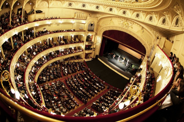 Национальному театру оперы и балета не хватило денег на марлю