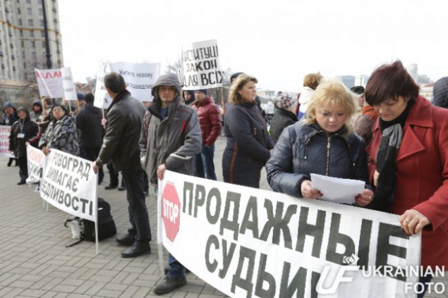 Съезд судей в Киеве проходит под пикет активистов (фото)