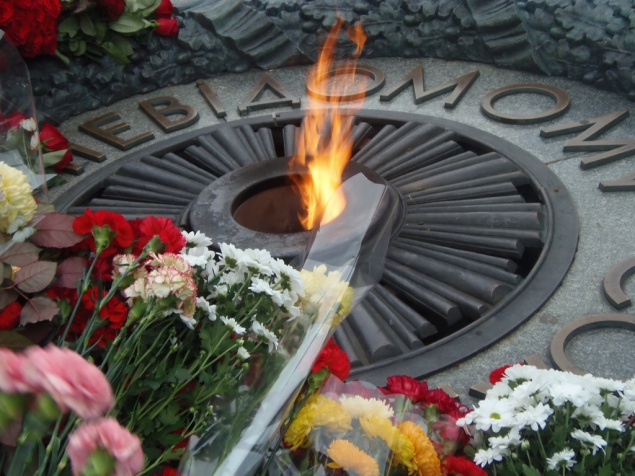 Первые лица страны возложили цветы к могиле Неизвестного солдата в Киеве (видео)