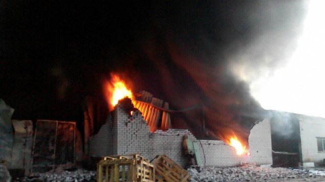 Пожар в Княжичах: огонь охватил 800 кв. м территории цеха по производству обуви (фото)