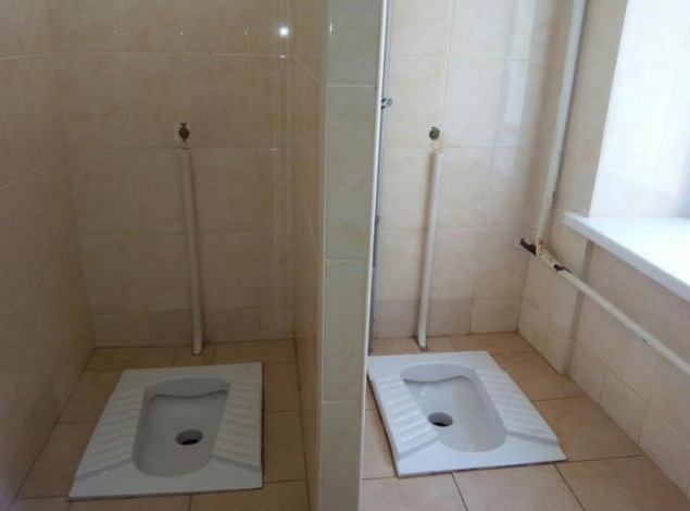 В киевской школе № 13 туалет отремонтировали, а про сливные бачки забыли (фото)