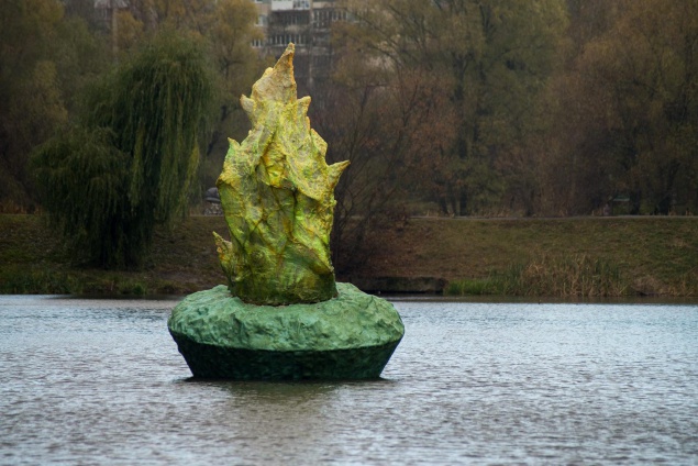 В Голосеевском парке Киева, посреди озера появилась скульптура, светящаяся ночью (фото)