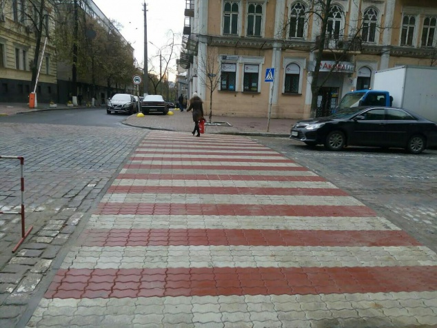 На улице Владимирской в Киеве обустроен пешеходный переход из цветной брусчатки