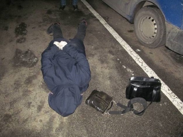 На столичном Святошино “гастролер” грабил машины на парковке (фото)