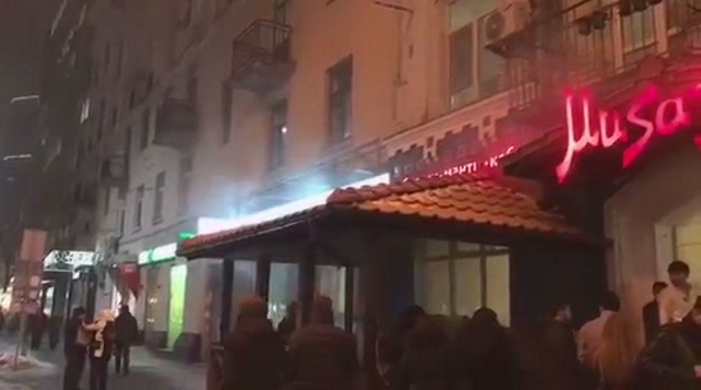 Из горящего крымскотатарского кафе в Киеве эвакуировали 30 человек