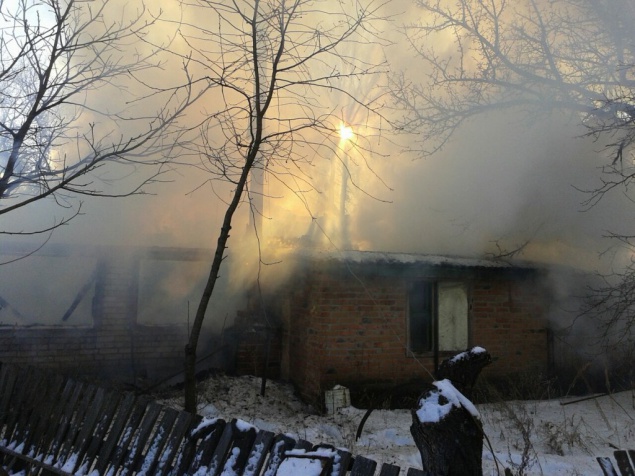 В Киевской области пожарные несколько часов тушили жилой дом (фото)