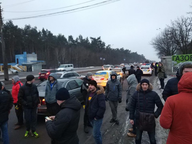На въезде в Киев проходит акция протеста, но дороги не перекрыты (фото, видео)