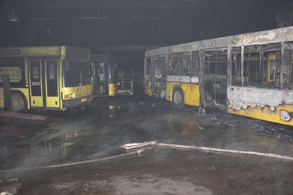 В автобусном парке Киева полностью сгорели 3 автобуса (фото)