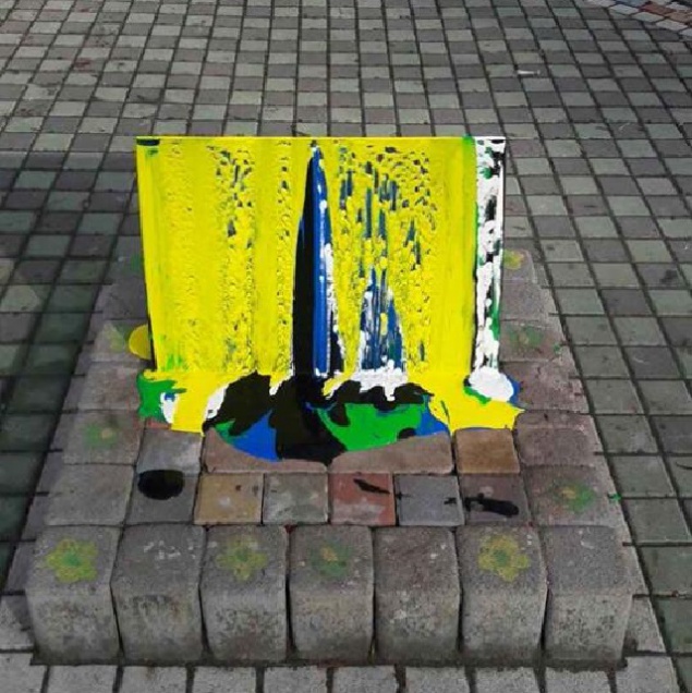 В Голосеевском районе вандалы изуродовали памятник героям АТО