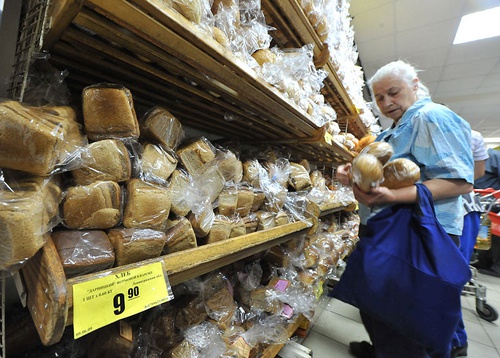В киевских магазинах появился “подвешенный” хлеб для пенсионеров (фото)