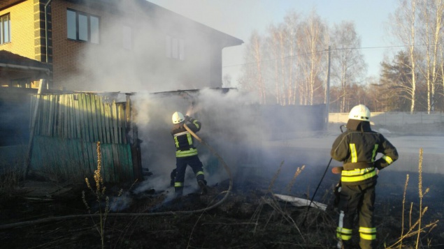 Сжигая сухую траву, жители села на Киевщине чуть не спалили свой дом (фото)
