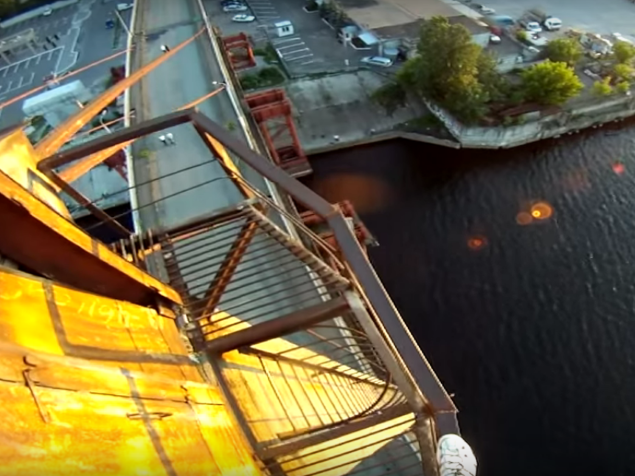 Подросток, заигравшись, упал с “Рыбалького моста” в Киеве