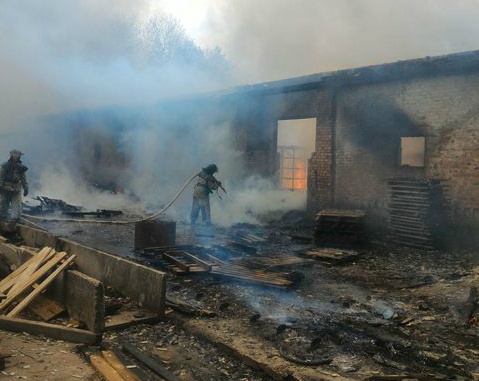 На выходных в Борисполе дотла выгорел склад (фото)