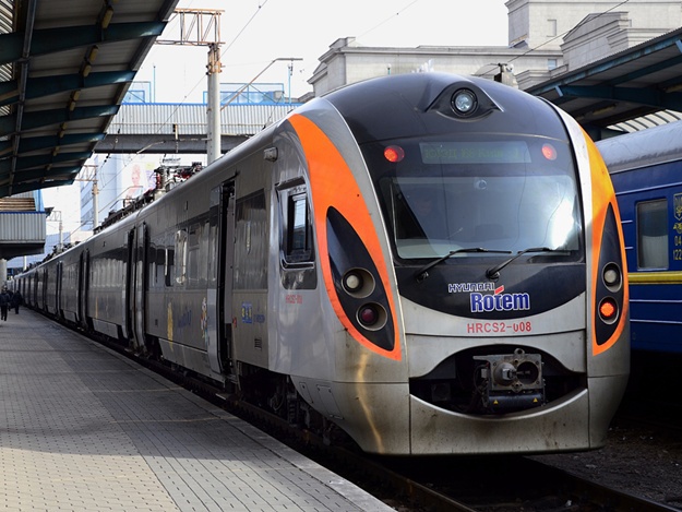 Дополнительный скоростной поезд из Киева в Одессу будет курсировать до сентября