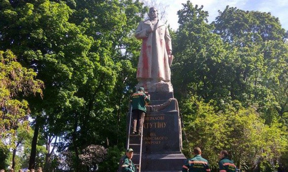 Вандалы в Киеве облили краской памятник Ватутину (фото)