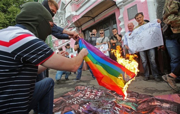 В Киеве открыли форум “Киевпрайд-2017” сожжением флага ЛГБТ (фото)