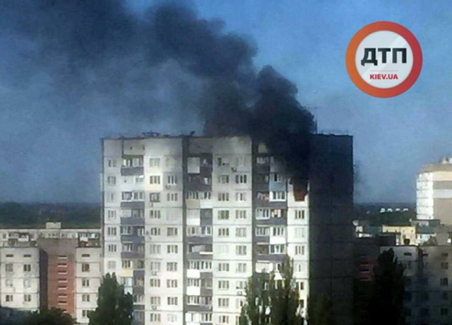 На Теремках в Киеве произошел масштабный пожар в жилом доме