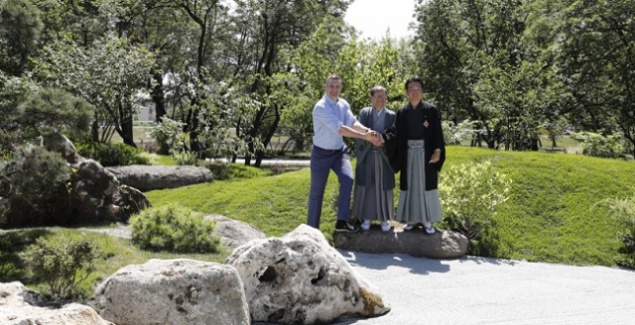 Виталий Кличко вместе с мэром Киото открыл Сад камней и высадил сакуры в обновленном парке Киото в столице