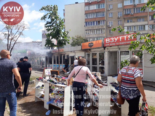 В Дарницком районе столице загорелись МАФы (фото)