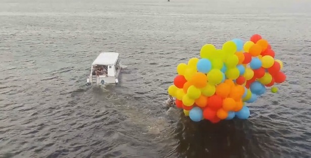 Почти, как Винни Пух: киевлянин решил перелететь Днепр на воздушных шарах (видео)