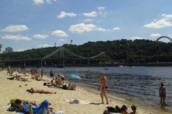На двух пляжах Киева разрешили купаться