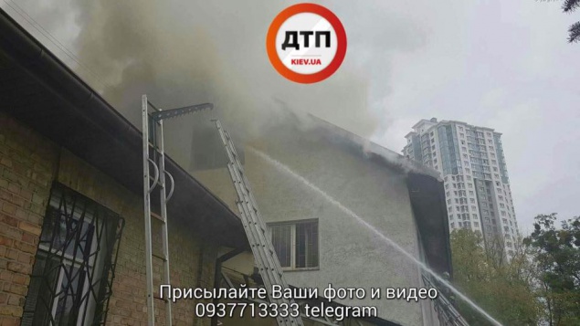 На столичном Печерске пожар в частном доме тушат 60 спасателей (фото, видео)