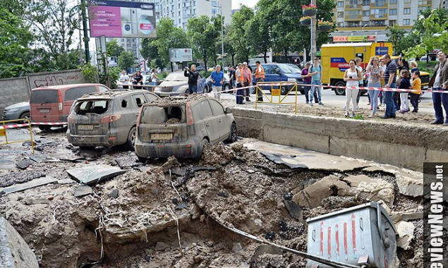 “Киевэнерго” отказалось компенсировать ущерб владельцам авто, пострадавших от прорыва трубы на Голосеевском проспекте