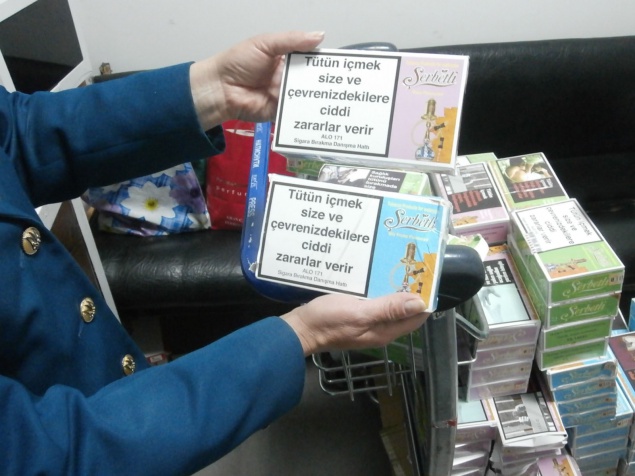 В Борисполе задержали “туриста” с тремя чемоданами табака для кальяна (фото)