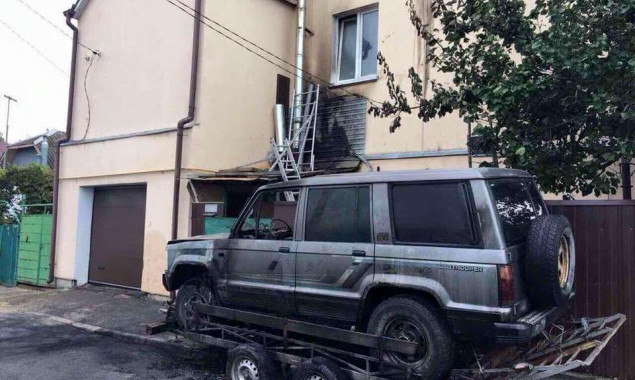 В столице подожгли дом и автомобиль активиста против незаконной застройки (фото)