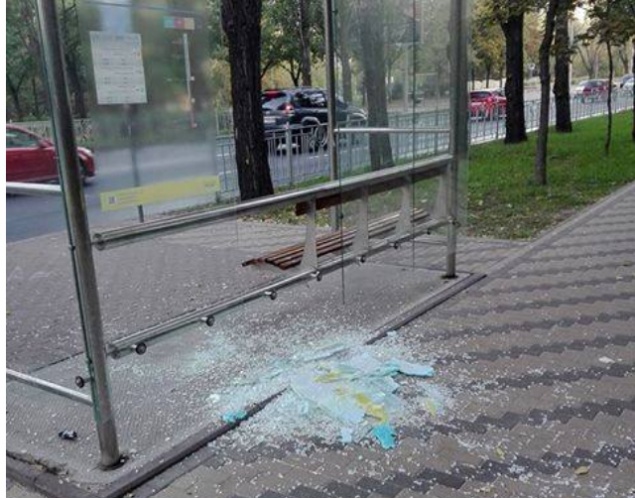 Вандалы разбили остановку-аквариум на Русановке в Киеве (фото)