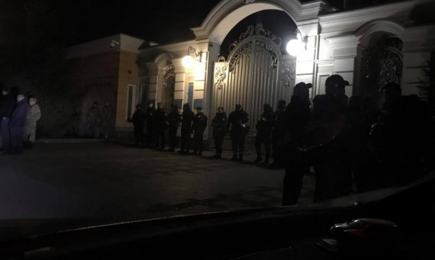 К резиденции Порошенко на Киевщине стянули военных и технику (фото)