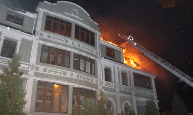 Ночью в Киеве горело общежитие, из-за которого Коханивский устроил стрельбу (фото, видео)