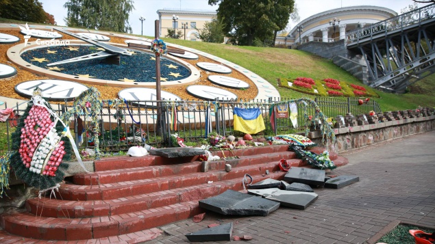 В Киеве задержан вандал, разгромивший памятники Героев Небесной Сотни (фото, видео)