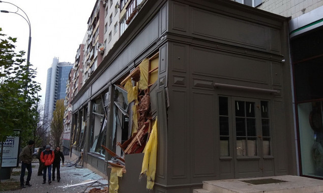 Неизвестные на экскаваторе разнесли мебельный магазин в центре Киева (фото, видео)