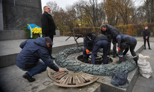 “Вечный огонь” в Киеве расчистили от цемента, - “Киевгаз” (фото)